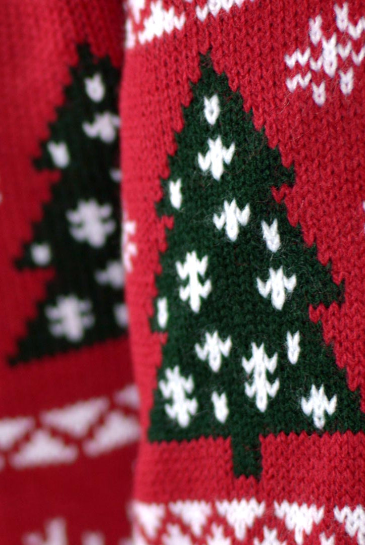 Maglione Natalizio Rosso con Renne, Alberi e Regali di Natale