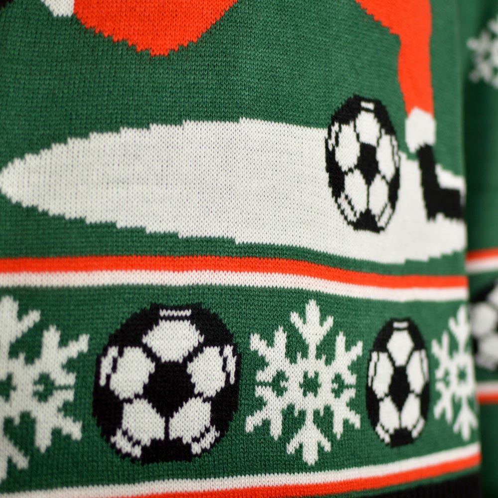 Maglione Natalizio Verde con Babbo Natale che Gioca a Calcio

