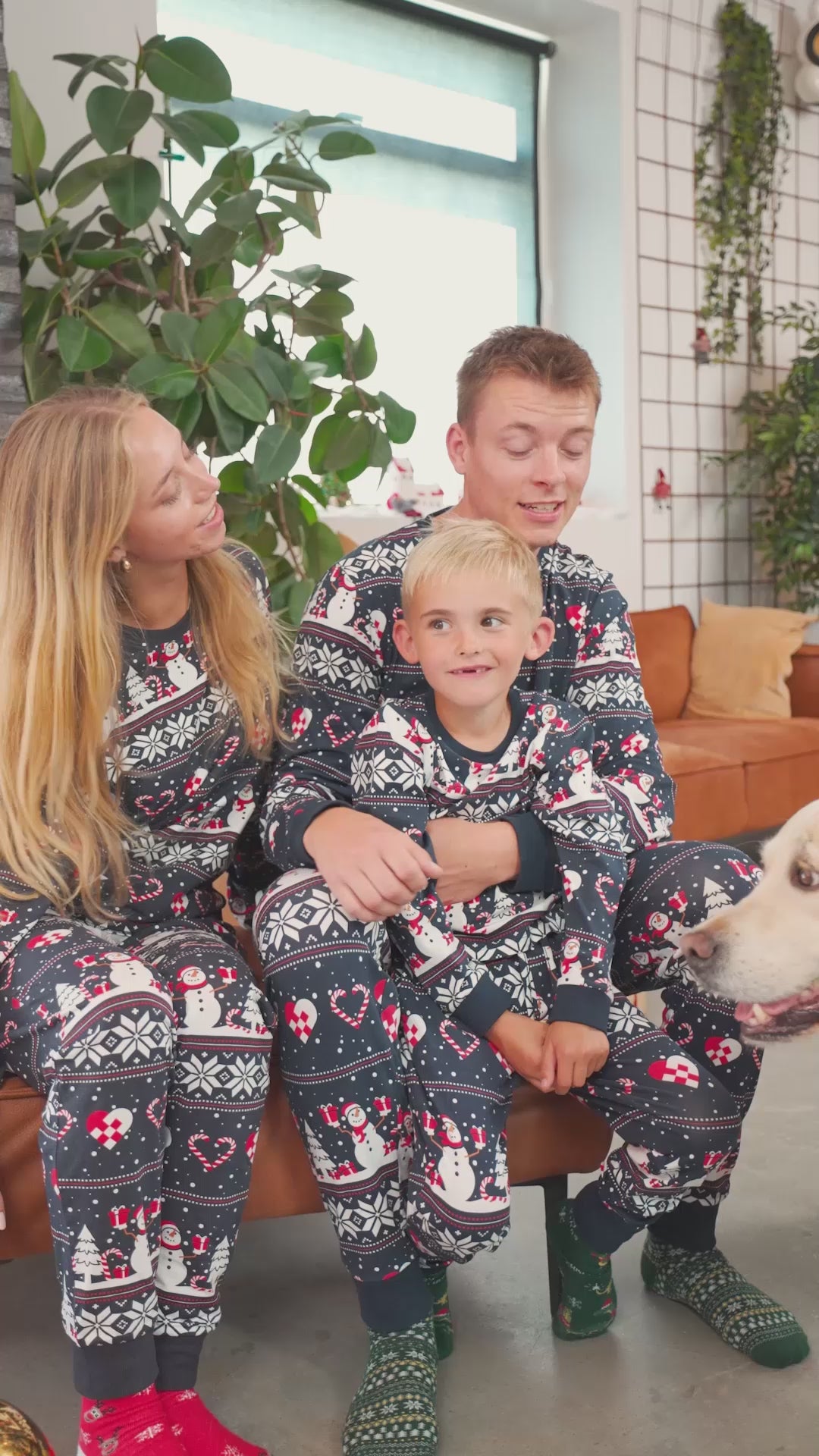 Pigiama Natalizio per la Famiglia con Pupazzi di Neve e Cuori Blu 
